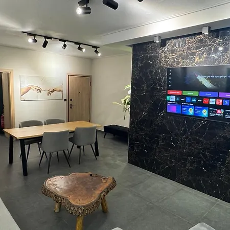 Luxury Lounge דירה טריקלה